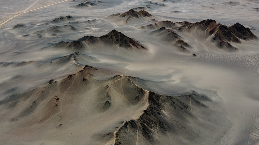 在黑獨(dú)山，感受荒漠中的“水墨丹青”